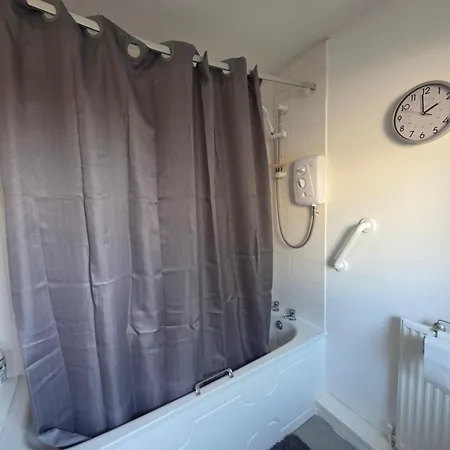 Private Cosy Double Bedroom, Extremely Close To Centre *