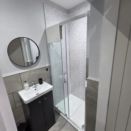 Easy Access To Airport &city Centre *