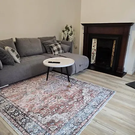Machester Oldham Accomodation-sleeps 6 -2br * مانشستر
