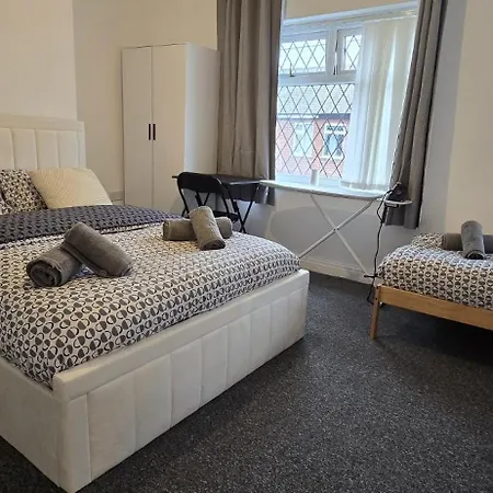 Machester Oldham Accomodation-sleeps 6 -2br