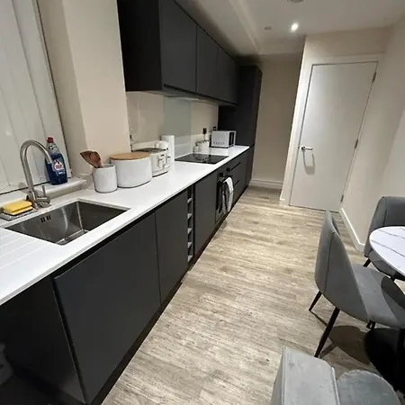 Modern 1-bed Penthouse Steps From Old Trafford Manchester