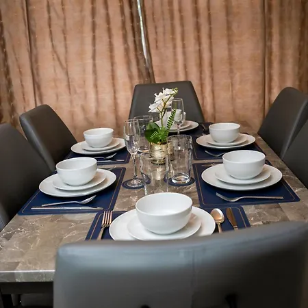 Modern & Spacious 4-bedroom In Crumpsall Apartman