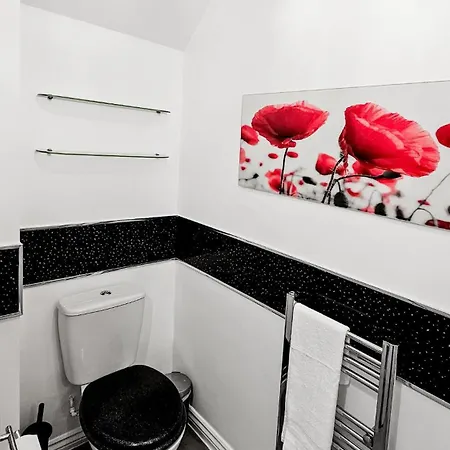 Deluxe 4-bed Near Etihad & C0-0p Arena, Parking X 2 Cars Or Vans, Sleeps 9