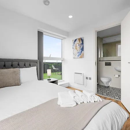 Penthouse Skyline - 2br, Massive Terrace Retreat