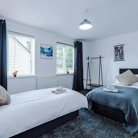 Salford 4 Bed House - Free Parking - Sleeps 7