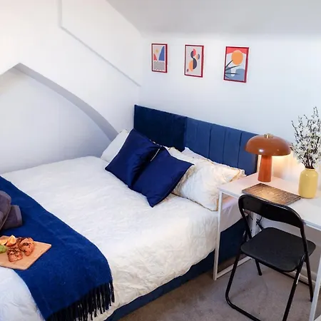 דירה Near Uni And Hospital - Long - Fast Wi-fi - 15 Mins To *