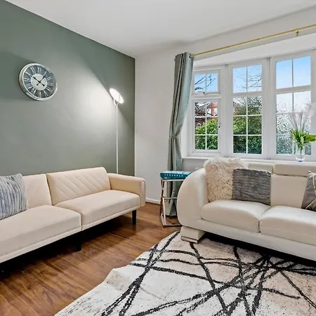 Modern 4 Bedroom House For 9 Guests With Free Parking By The Cosy Corner Nationwide Manchester