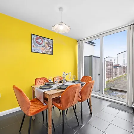 Spacious 3 Bedroom House For Single & Group Accommodation And Free Parking Манчестер