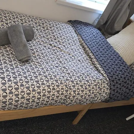 Machester Oldham Accomodation-sleeps 6 -2br Manchester