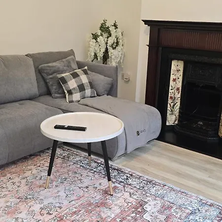Machester Oldham Accomodation-sleeps 6 -2br شقة