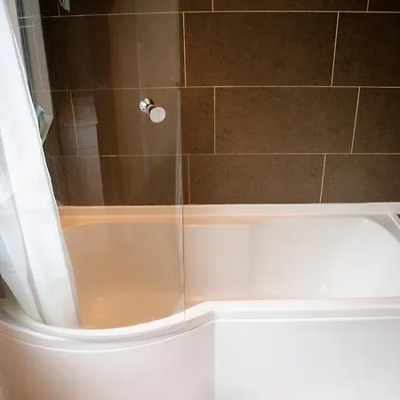 Modern & Spacious 4-bedroom In Crumpsall *