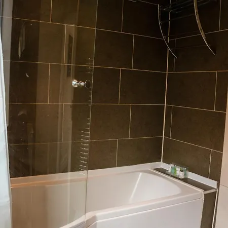 Modern & Spacious 4-bedroom In Crumpsall Manchester