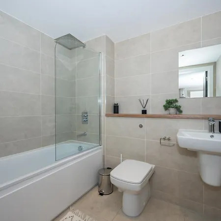 Luxury Waterfront 2br - Free Gym Access & Parking