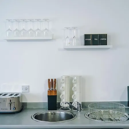 Stylish 2 Bedroom, 2 Bathroom With Free Parking Apartament