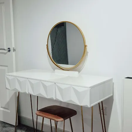 The Royal 1br Near Etihad Stadium & Coop Live *