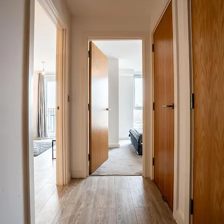 Elegant Modern One Bed Flat With Juliet Balcony דירה