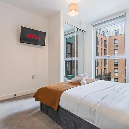 Modern 1-bed Centre Flat - Balcony & Parking *