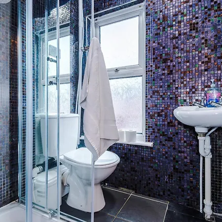 Beautiful 4bd Home, Sleeps 8, Parking, Manchester, Perfect For Groups