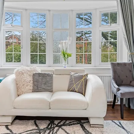 Modern 4 Bedroom House For 9 Guests With Free Parking By The Cosy Corner Nationwide