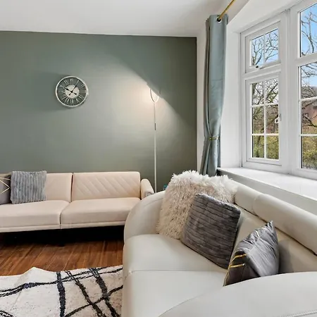 Modern 4 Bedroom House For 9 Guests With Free Parking By The Cosy Corner Nationwide Apartman