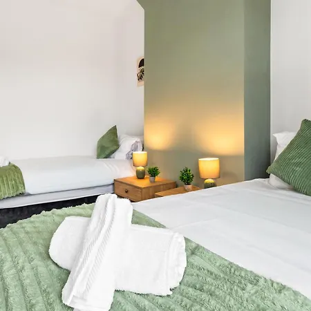 Comfortable 4 Bed - Free Parking & Fast Wifi