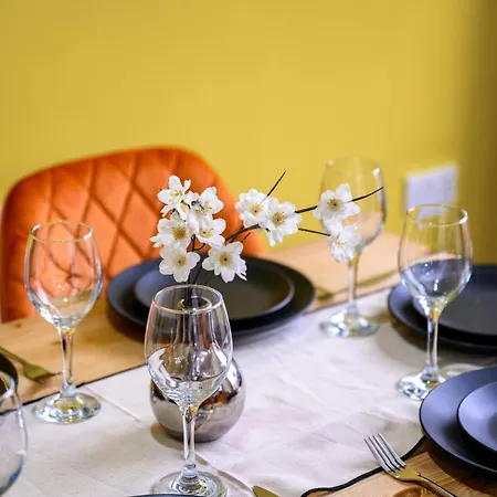 Spacious 3 Bedroom House For Single & Group Accommodation And Free Parking * Манчестер