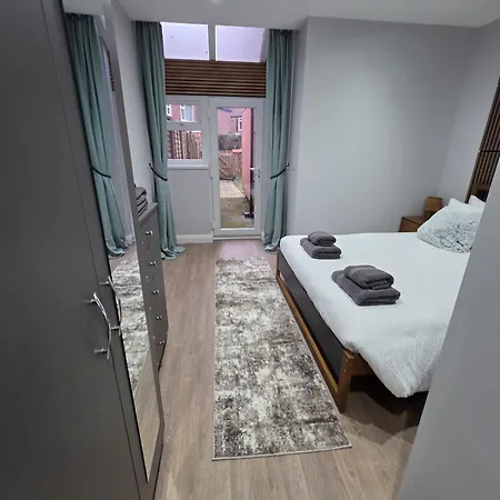 Easy Access To Airport &city Centre