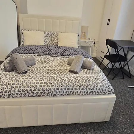 Apartment Machester Oldham Accomodation-sleeps 6 -2br Manchester