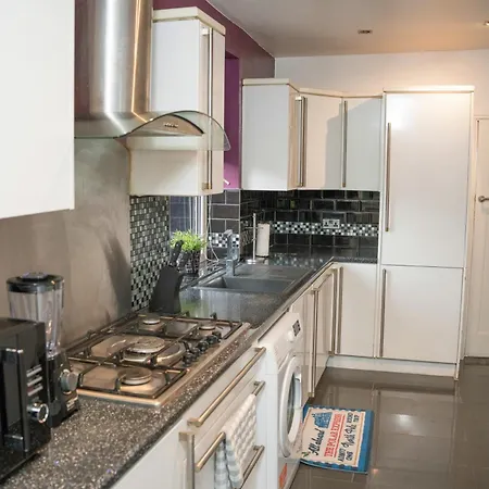 Modern & Spacious 4-bedroom In Crumpsall * Manchester