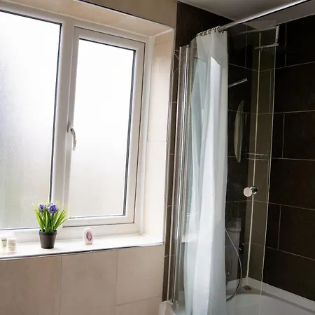 Modern & Spacious 4-bedroom In Crumpsall Apartman