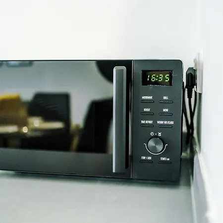 Stylish 2 Bedroom, 2 Bathroom With Free Parking Apartament