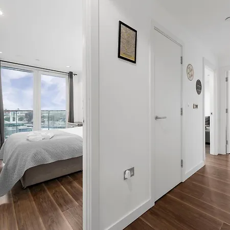 Waterfront Panorama - 2br + Balcony, Near Stadium * Manchester