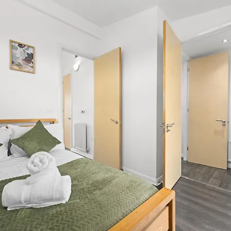 Spacious 3 Bedroom House For Single & Group Accommodation And Free Parking *