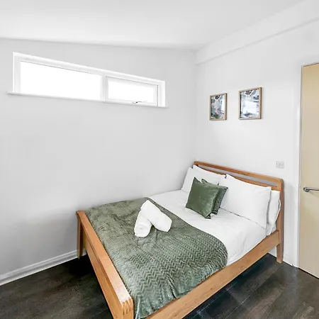 Spacious 3 Bedroom House For Single & Group Accommodation And Free Parking Апартаменты