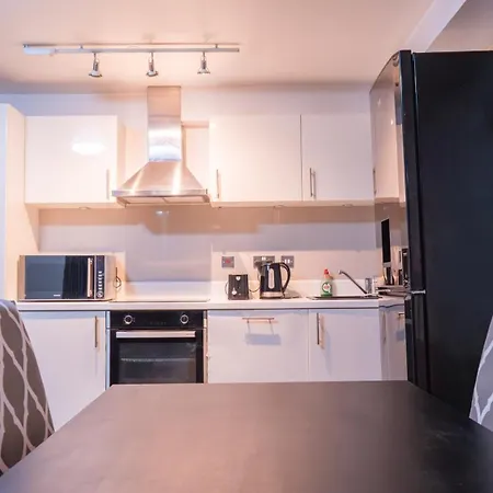 Whole Two Bed, One Bedroom With Riverside View - Secure Parking - Close To Centre And Old Trafford