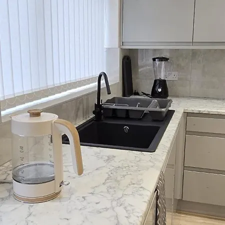 Machester Oldham Accomodation-sleeps 6 -2br شقة مانشستر
