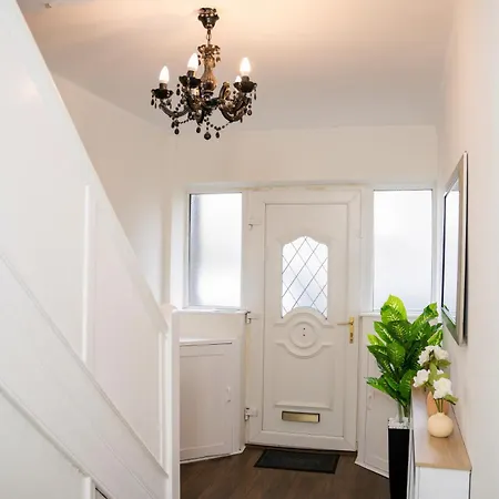 Modern & Spacious 4-bedroom In Crumpsall *
