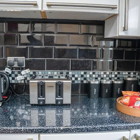 Modern & Spacious 4-bedroom In Crumpsall