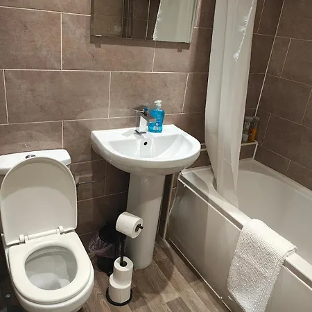Deluxe 4-bed Near Etihad & C0-0p Arena, Parking X 2 Cars Or Vans, Sleeps 9 *