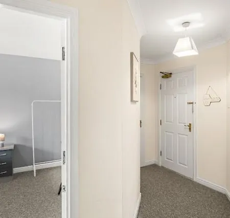 Arosa Escape- Modern2 Bed Suite,sleeps 5,free Parking,ps4,kingbed,wifi,near Christies