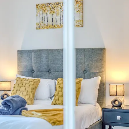 Executive With Sleek Modern Aesthetic Apartman Manchester