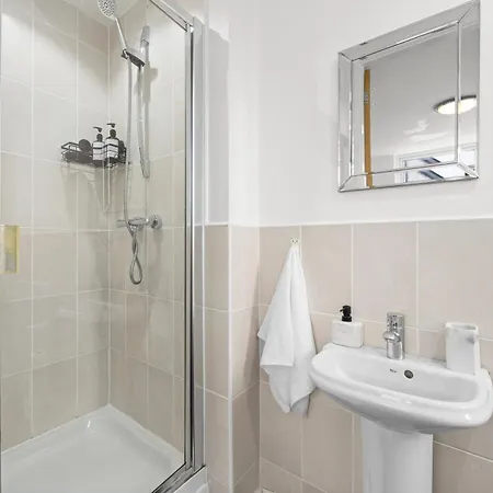 Spacious 3 Bedroom House For Single & Group Accommodation And Free Parking Манчестер