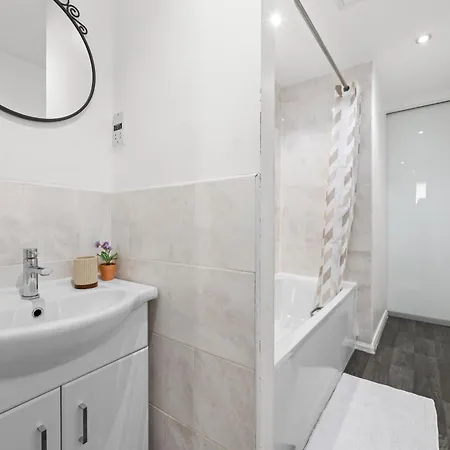 Spacious 3 Bedroom House For Single & Group Accommodation And Free Parking * Манчестер