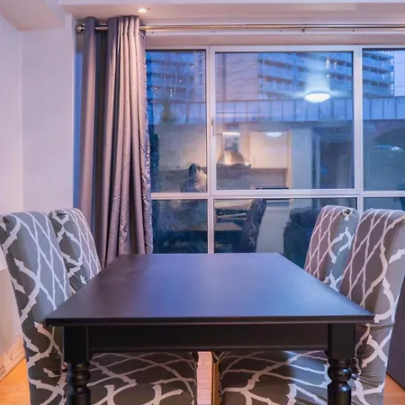 Whole Two Bed, One Bedroom With Riverside View - Secure Parking - Close To Centre And Old Trafford Manchester