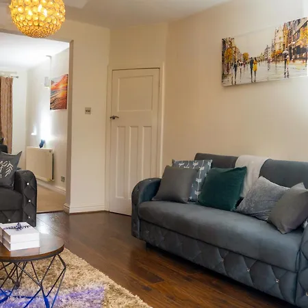 Modern & Spacious 4-bedroom In Crumpsall *