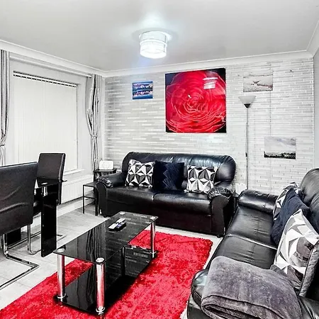 Deluxe 4-bed Near Etihad & C0-0p Arena, Parking X 2 Cars Or Vans, Sleeps 9