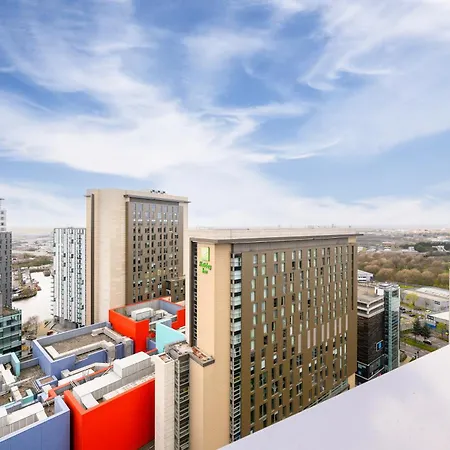 Penthouse Skyline - 2br, Massive Terrace Retreat *