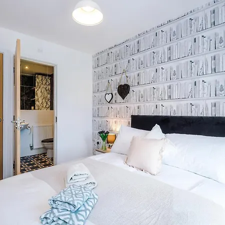 Salford 4 Bed House - Free Parking - Sleeps 7 Διαμέρισμα *