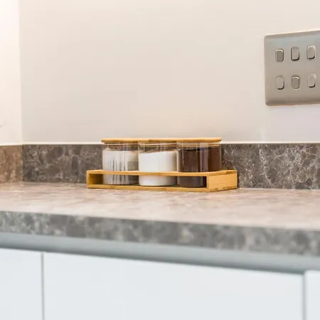 Apartman Modern 1-bed Centre Flat - Balcony & Parking *
