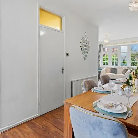 Modern 4 Bedroom House For 9 Guests With Free Parking By The Cosy Corner Nationwide Apartman
